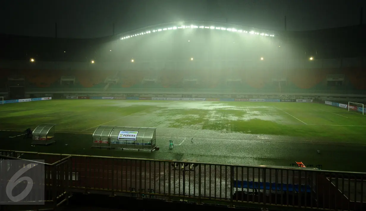 Kondisi lapangan saat laga PS TNI dan Persiba dihentikan akibat hujan deras di Stadion Pakansari, Kab Bogor, Jumat (5/5). Laga kedua tim berakhir imbang 1-1. (Liputan6.com/Helmi Fithriansyah)