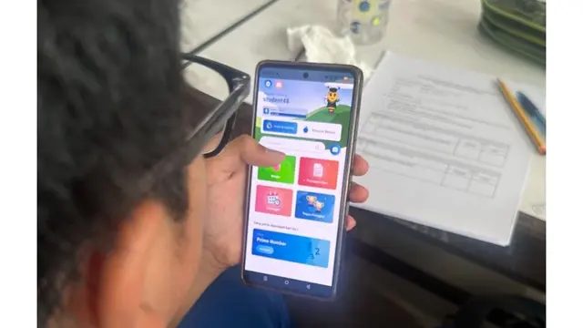Perangkat digital mempermudah akses terhadap sumber belajar, namun sekaligus menuntut adanya inovasi agar pembelajaran tidak monoton.
