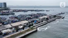 Kondisi banjir Rob saat melanda kawasan Pelabuhan Perikanan Samudera Nizam Zachman, Muara Baru, Jakarta Utara, Selasa (27/12/2022). Penjabat (Pj) Gubernur DKI Jakarta Heru Budi Hartono meminta masyarakat pesisir agar waspada menghadapi banjir Rob yang berdasarkan prediksi Badan Penanggulangan Bencana Daerah (BPBD) DKI Jakarta akan terjadi di kawasan pesisir Jakarta hingga 31 Desember 2022.  (merdeka.com/Iqbal S. Nugroho)