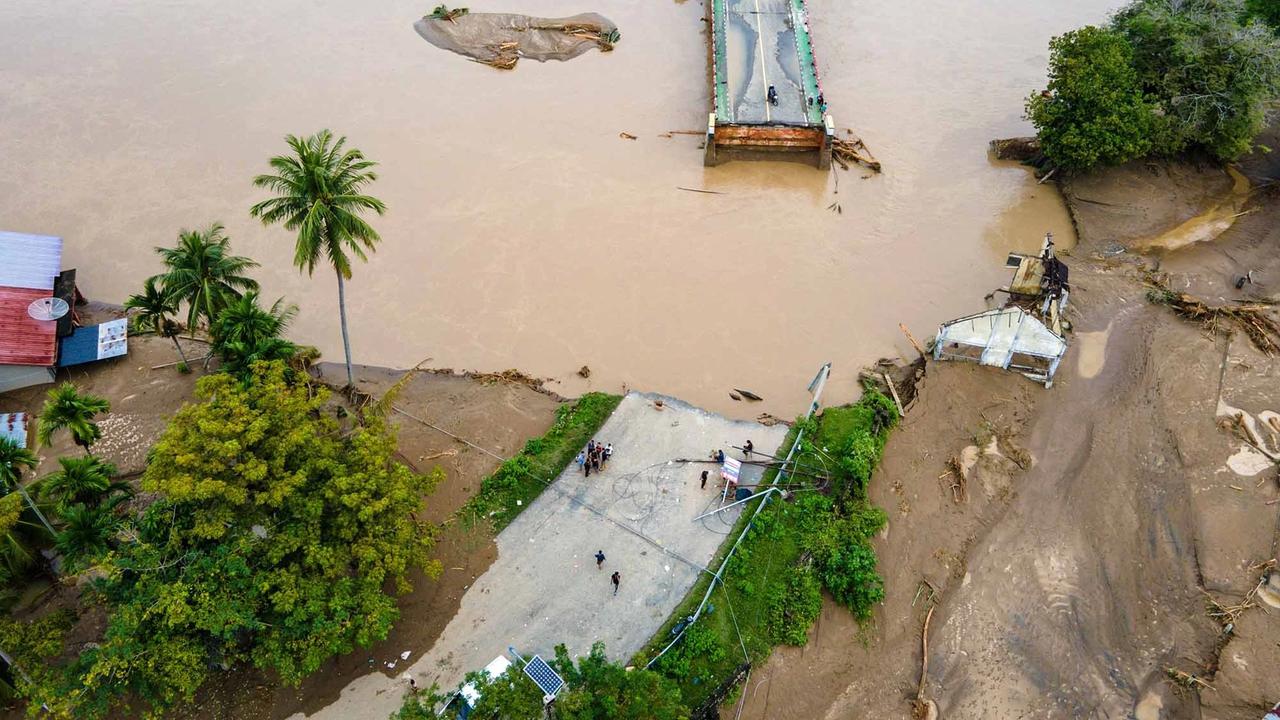 FOTO: Banjir Bandang Lumpuhkan Pidie Jaya, Jalur Aceh–Sumut Terputus