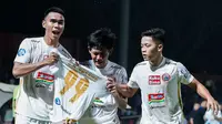 Pemain sayap Persija Jakarta, Firza Andika (tengah) sangat emosional setelah mencetak gol ke gawang Persik Kediri dalam lanjutan BRI Liga 1 2023/2024, Minggu (17/9/2023). Gol itu dipesembahkan untuk Aji Kusuma yang baru saja kehilangan ayahanda. (Dok. Persija Jakarta)