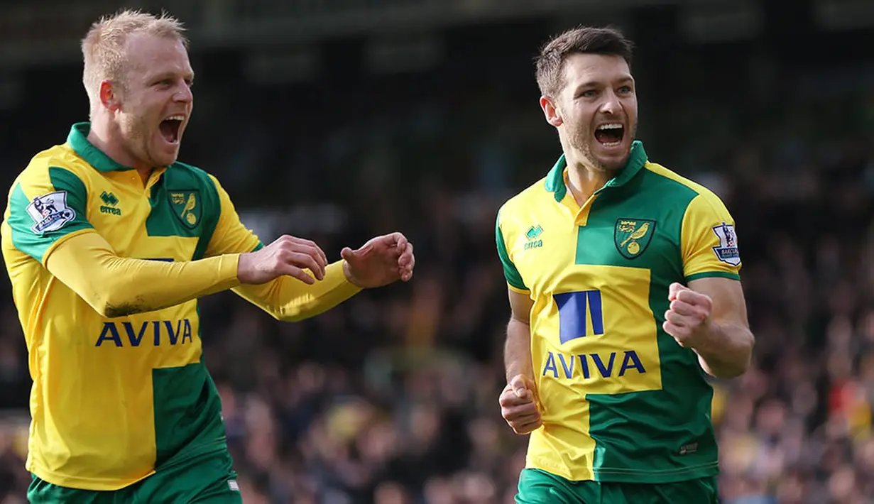 Pemain Norwich, Wes Hoolahan dan Steve Naismith, merayakan gol ketiga ke gawang Liverpool. Kekalahan ini menjadi yang ketiga secara beruntun bagi klub promosi ini. (Reuters/Alex Morton)