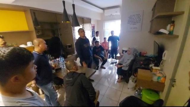 Tersangka kasus dugaan penipuan iPhone si kembar Rihana Rihani berhasil ditangkap polisi di apartemen kawasang Serpong, Tangerang.