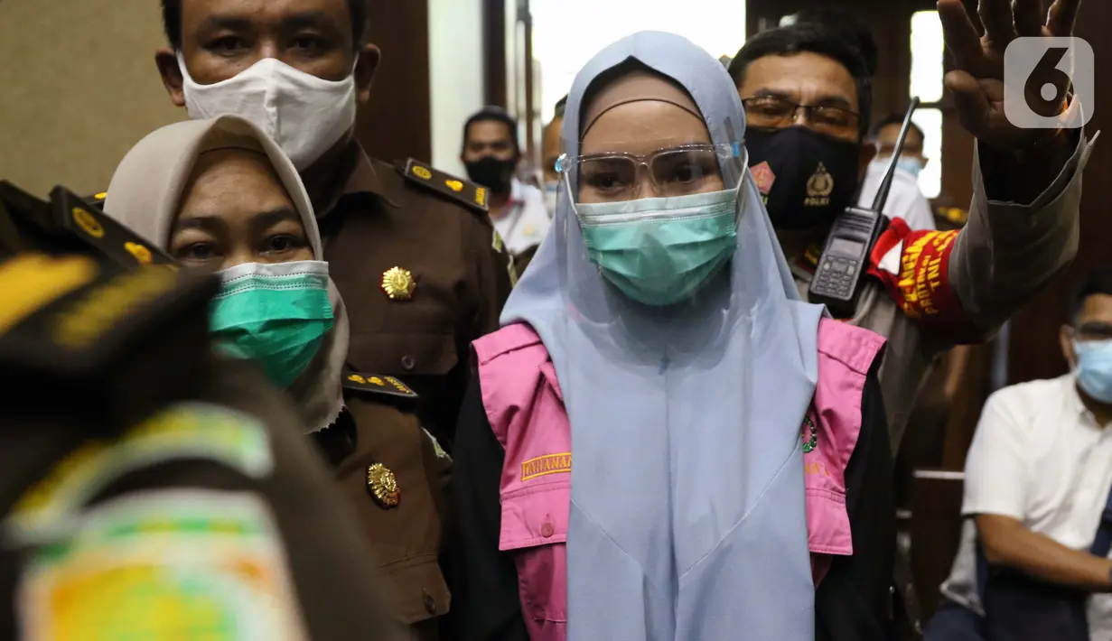 Tersangka dugaan korupsi dan tindak pidana pencucian uang terkait kepengurusan fatwa untuk Djoko Tjandra di Mahkamah Agung, Pinangki Sirna Malasari bersiap menjalani sidang di Pengadilan Tipikor Jakarta, Rabu (30/9/2020). Sidang beragenda pembacaan eksepsi. (Liputan6.com/Helmi Fithriansyah)