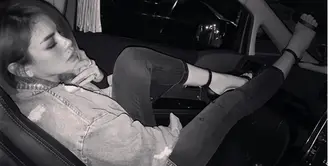 Kebahagiaan Nikita Mirzani bersama dengan buah hatinya sedikit terusik. Belum lama ini, Nikita dilporkan ke polisi oleh mantan suaminya yang telah memberikan seorang anak. (Instagram/nikitamirzanimawardi_17)