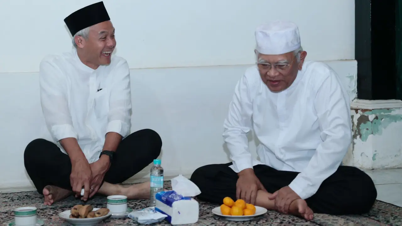 Calon Presiden Ganjar Pranowo sowan atau bersilaturahmi ke ke kediaman Tokoh Bangsa KH Mustofa Bisri atau Gus Mus