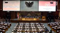 Wakil Ketua DPR Fadli Zon memimpin rapat paripurna dalam rangka peringatan HUT ke-72 DPR RI di gedung DPR, Senayan, Jakarta, Selasa (29/8). Sidang Paripurna tersebut guna melaporkan kinerja anggota dewan selama 2016-2017. (Liputan6.com/Johan Tallo)