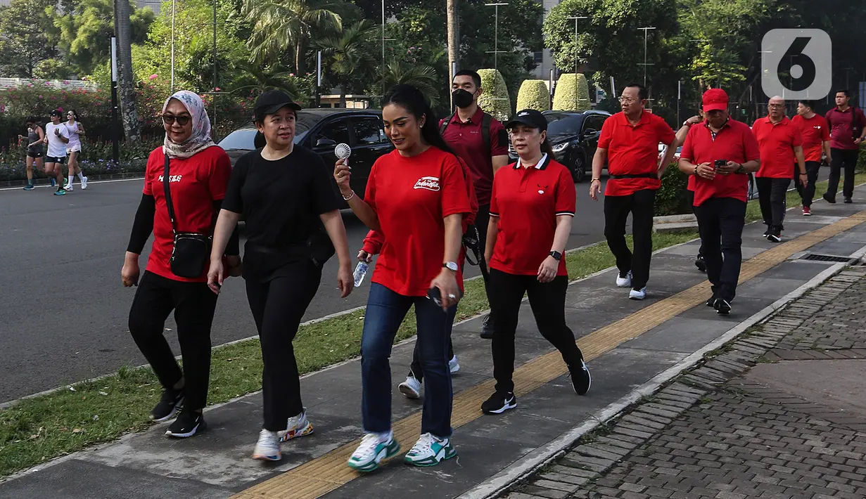 Puan terlihat berjalan menuju Parkir Timur Senayan didampingi anggota DPR dari PDIP Krisdayanti. (Liputan6.com/Johan Tallo)