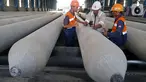 Pekerja menyelesaikan tahap akhir pembuatan precast tiang pancang beton di PT Waskita Beton Precast Plant Prambon, Sidoarjo, Jawa Timur, Kamis (21/11/2019). Plant Prambon memproduksi spun pile, pci girder dan ccsp bagi kebutuhan proyek Jalan Tol Trans Jawa. (Liputan6.com/HO/Eko)