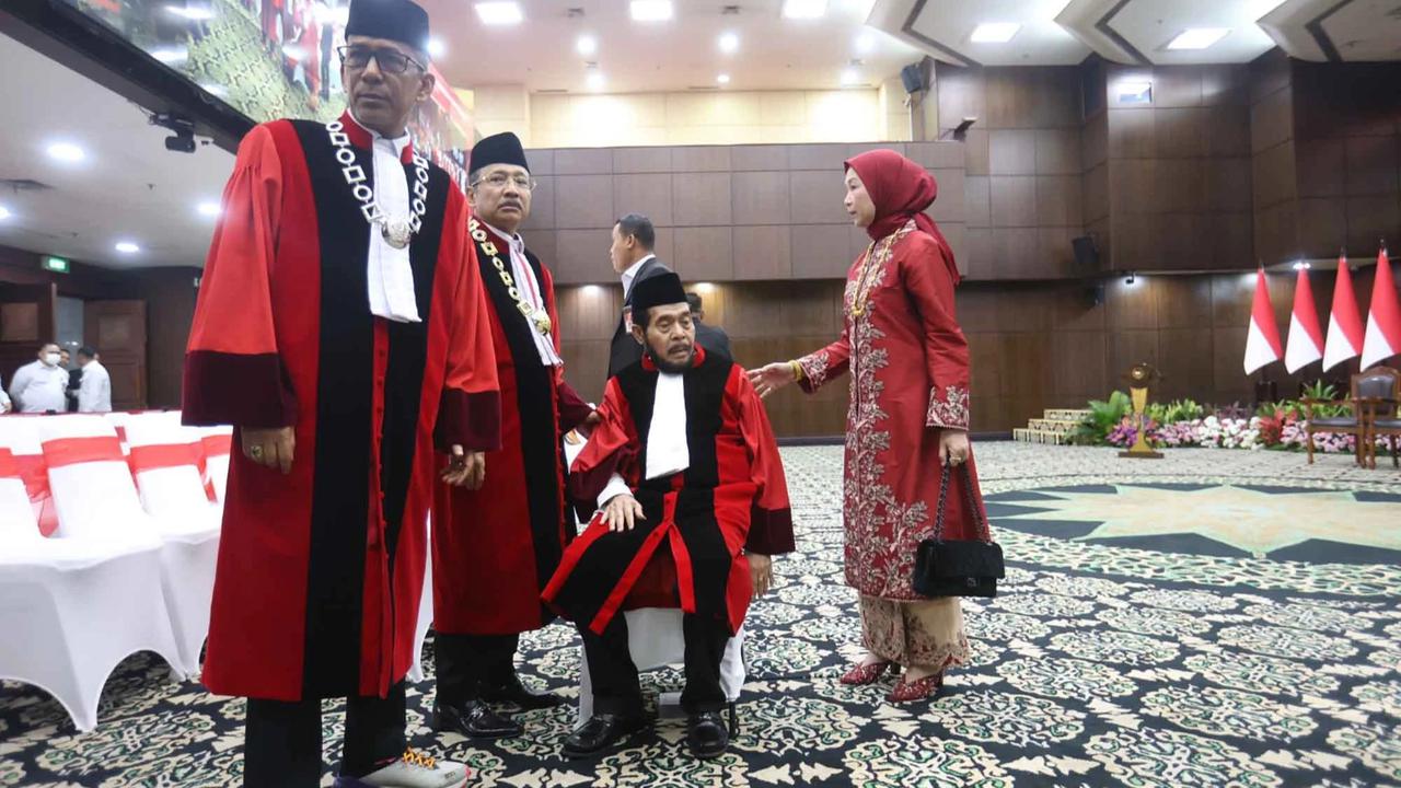 FOTO:  Detik Detik Anwar Usman Jatuh Pingsan di Gedung MK