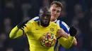 Striker Chelsea, Romelu Lukaku menguasai bola dibayangi bek Brighton and Hove Albion, Dan Burn pada laga Liga Inggris 2021/2022 di American Express Community Stadium, Brighton (18/1/2022). Romelu Lukaku memulai periode kedua bersama Chelsea saat didatangkan dari Inter Milan pada awal musim 2021/2022. Tak sesuai ekspektasi bersama Chelsea, ia memilih kembali ke Inter Milan dengan status pinjaman pada awal musim 2022/2023. (AFP/Glyn Kirk)