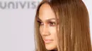 Penyanyi dan aktris Jennifer Lopez (J-Lo) berpose menghadiri Latin Grammy Awards ke-17 di T-Mobile Arena, Las Vegas, AS (17/11). Bergaun bernuansa ungu tua transparan J-Lo tampil cantik dan seksi dengan rambut terurai. (REUTERS/Steve Marcus)