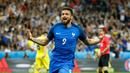 Pemain Prancis, Olivier Giroud melakukan selebrasi usai mencetak gol perdana saat melawan Rumania di Euro 2016, Stade de France, Prancis (11/6). Prancis menang dengan skor 2-1. (Reuters/ Christian Hartmann)