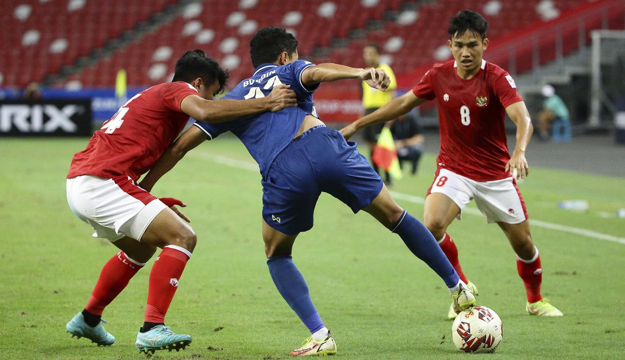 Hingga memasuki pertengahan babak pertama, Witan Sulaeman masih kesulitan menembus pertahanan Thailand, bahkan seringkali membuat kesalahan sendiri. (AP/Suhaimi Abdullah)