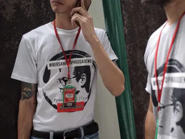 Sejumlah rekan Tio Pakusadewo mengenakan kaos dukungan untuk sang aktor sebelum sidang pembacaan pledoi di Pengadilan Negeri Jakarta Selatan, Kamis (28/6). Sebelumnya Tio dituntut 6 tahun penjara dan denda sebesar Rp 800 juta. (Liputan6.com/Faizal Fanani)