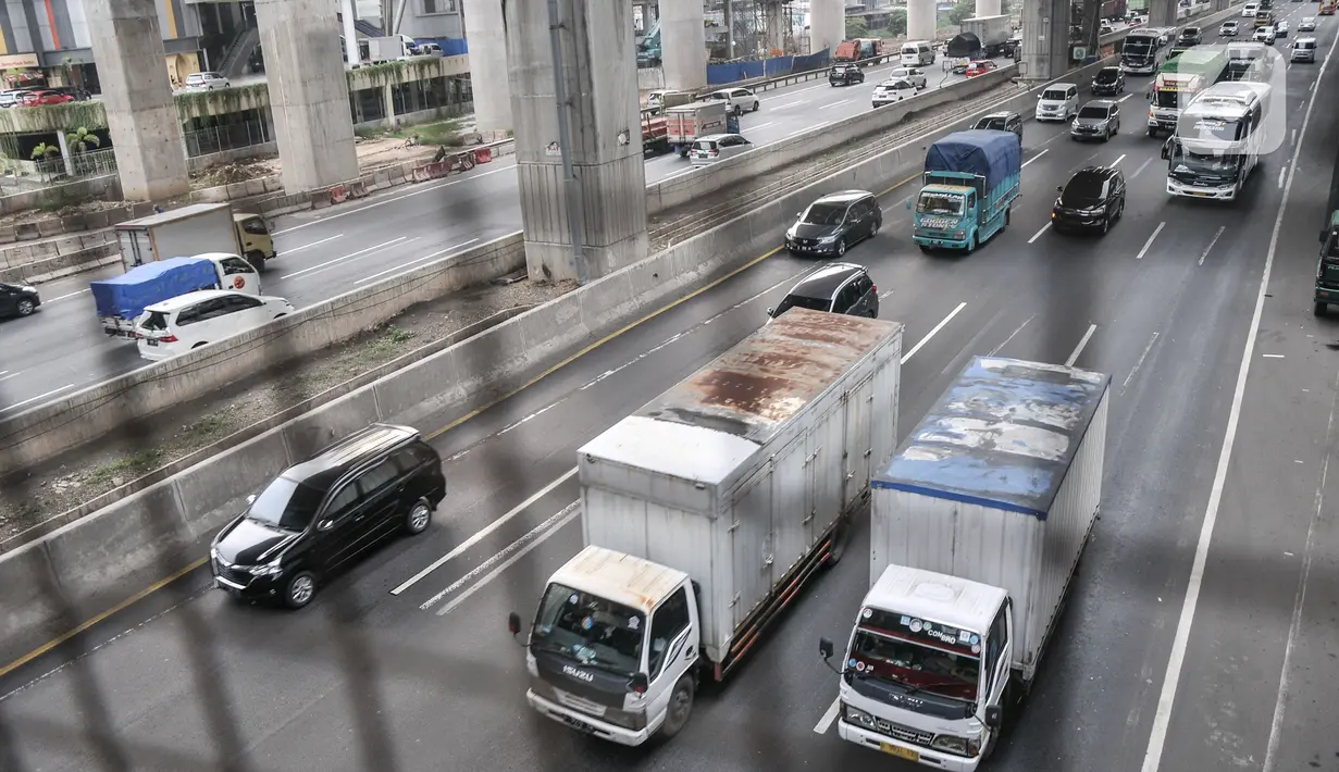 Arus kendaraan saat melintas di ruas Tol Jakarta-Cikampek, Bekasi, Jawa Barat, Kamis (30/12/2021). Plt Kabagops Korlantas Polri Kombes Pol Dodi Darjanto mengungkapkan jumlah kendaraan yang meninggalkan Jakarta mengalami kenaikan 7,8 persen menjelang tahun baru 2022. (merdeka/com/Iqbal S Nugroho)