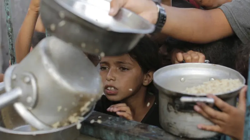 Warga Palestina di Gaza menunggu bantuan makanan. (AP)