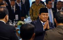 VIDEO: Adab Presiden Prabowo, Berlutut dan Genggam Erat Tangan Ekonom Senior Emil Salim