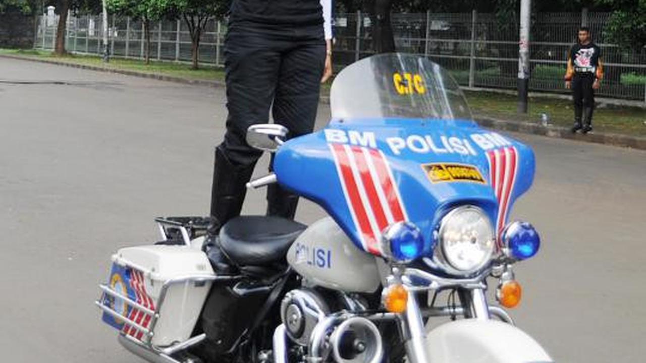 Polwan cantik akrobat pakai motor gede 