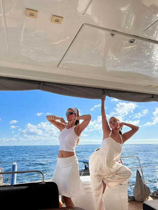 Saat berlibur di cruise bersama, Selena dan Nicola memakai outfit serba-putih. Serasi dengan awan putih yang jadi latar foto mereka. [Foto: @selenagomez]