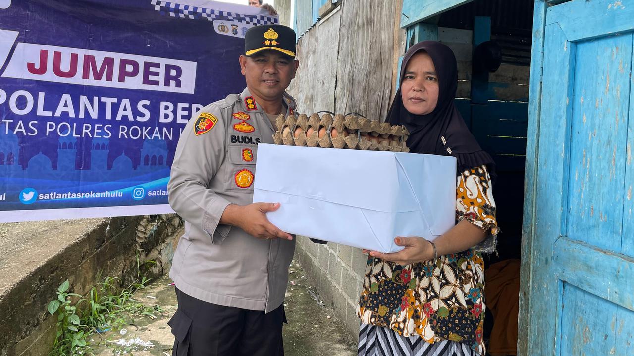 Jumat Berkah Polres Rohul, Kapolres Bagikan Nasi Kotak Sembari TitipKan Pesan Damai Pilkada