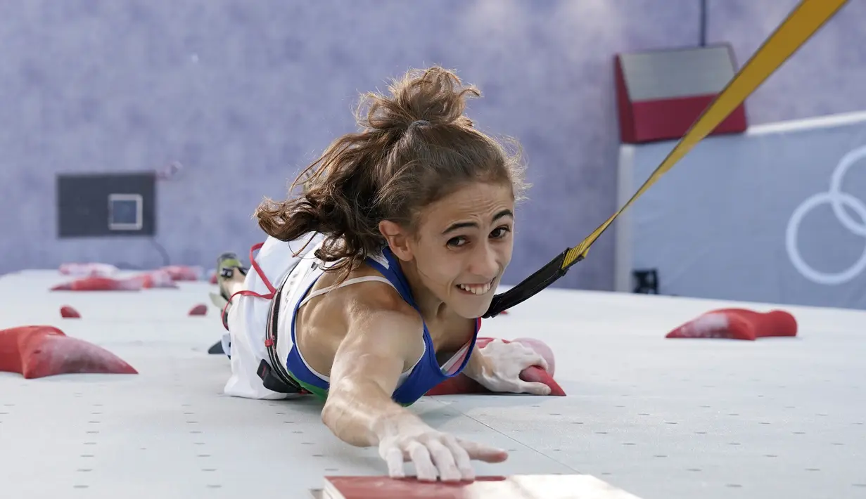 Atlet panjat tebing Italia Laura Rogora saat kualifikasi kecepatan kompetisi panjat tebing putri Olimpiade Tokyo 2020 di Tokyo, Jepang, Rabu (4/8/2021). (AP Photo/Tsuyoshi Ueda/Pool Photo via AP)