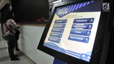 Tempat pengambilan nomor antrean layanan samsat digital (e-Samsat) di Kantor Bersama Pelayanan Satu Atap Polda Metro Jaya, Jakarta, Senin (26/3). Dengan layanan masyarakat bisa membayar pajak kendaraan secara nontunai. (Merdeka.com/Iqbal S. Nugroho)