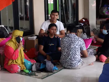 Aktivitas warga saat mengungsi di halaman Masjid Jami Al-Jihad, Perumahan Periuk Damai, Tangerang, Banten, Selasa (23/2/2021). Banjir setinggi 2,5 meter membuat warga harus mengungsi di tempat yang aman. (Liputan6.com/Angga Yuniar)