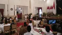 Anggota Paskibraka 2018 Pembawa Baki, Tarrisa Maharani Dewi, Berhadapan Langsung dengan Presiden Republik Indonesia, Joko Widodo. (Foto: Hanz