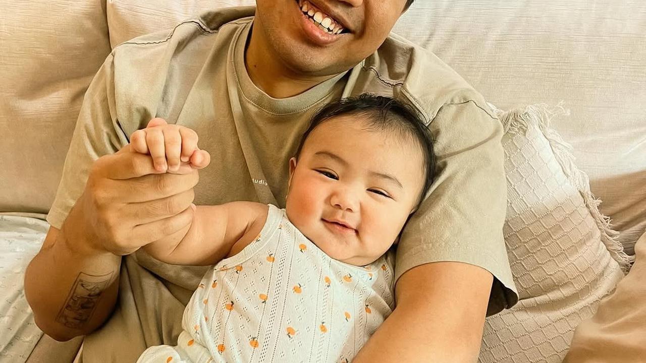 Joshua Suherman Momong Baby Elio, Endingnya Ikut Tidur Bersama Anak