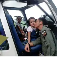 Beredar foro AKP Sarpan tengah mencium pipi sang anak sebelum pesawat yang ia tumpangi hilang dari radar. (Via: twitter.com/twetpolisi)