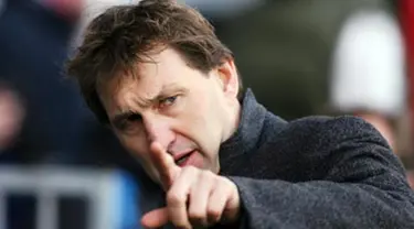 Portsmouth&#039;s manager Tony Adams attends the game against Fulham during their Premier League football match at Craven Cottage in London, on January 31, 2009. AFP PHOTO/Chris Ratcliffe