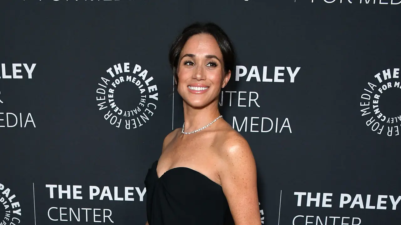 Meghan Markle Tampil Serba Pink Hadiri Undangan Teman, Kembali Berpesta Tanpa Pangeran Harry