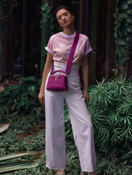 Padu padan t-shirt dengan celana kulot warna pink paling pas dipakai buat hangout. Lihat gaya kekinian Raline Shah ini. (Instagram/ralineshah).