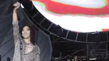 Vokalis Slank, Kaka, dan Bimim (kanan) dalam konser HUT ke-35 Slank Indonesia Now di GBK, Minggu (23/12). (Bambang Eros/Fimela)