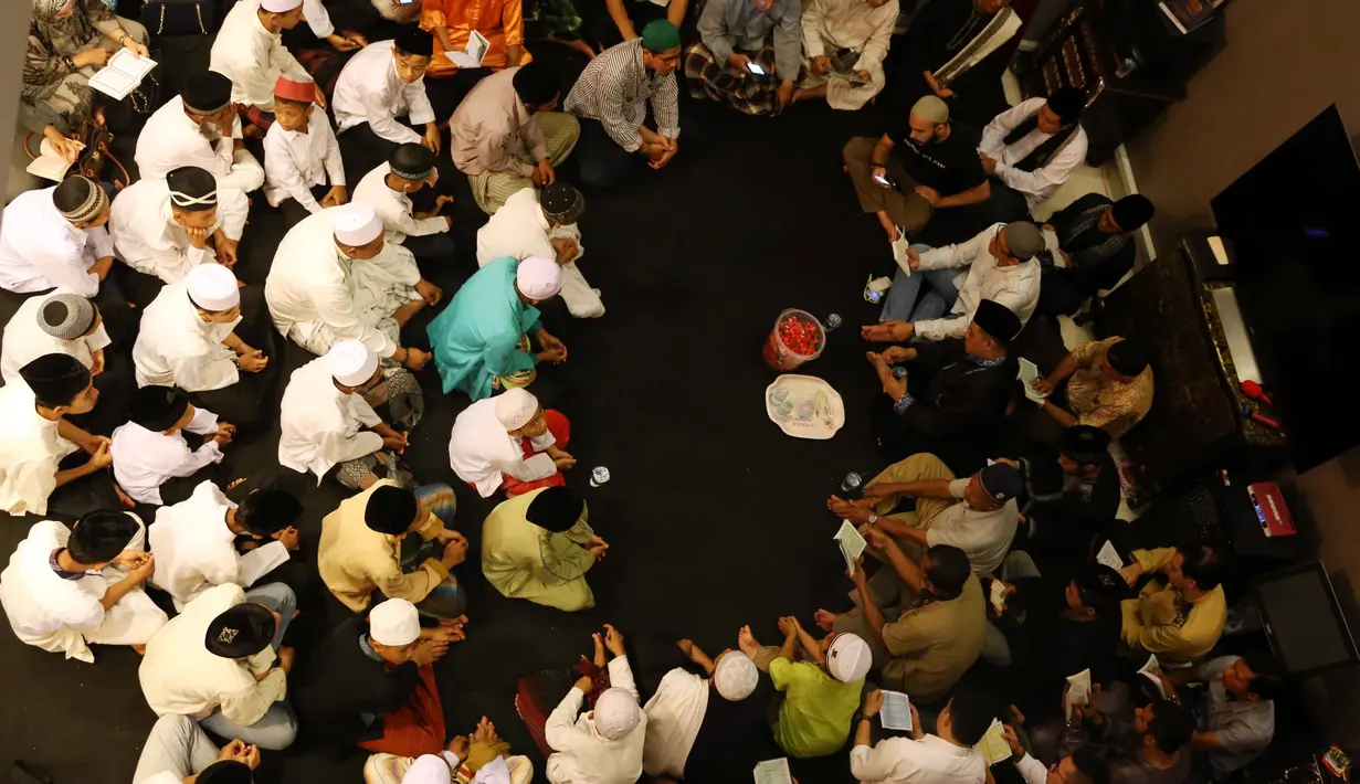 Julia Perez meninggal dunia Sabtu (10/6) pukul 11.12 WIb. Sore almarhum di makamkan di TPU Pondok Rangon, Jakarta. Jupe meninggal akibat kanker serviks stadium empat. Empat bulan ia menjalani perawatan hingga akhirnya meninggal. (Nurwahyunan/Bintang.com)