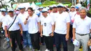 Pimpinan dan jajarannya siap untuk mengikuti lari sehat memperingati ke-70 Hari Bakti Postel, Jakarta, Minggu (8/11/2015). Acara ini digelar Kemkominfo untuk mengenang jasa para pahlawan telekomunikasi Indonesia. (Liputan6.com/Faisal R Syam) 