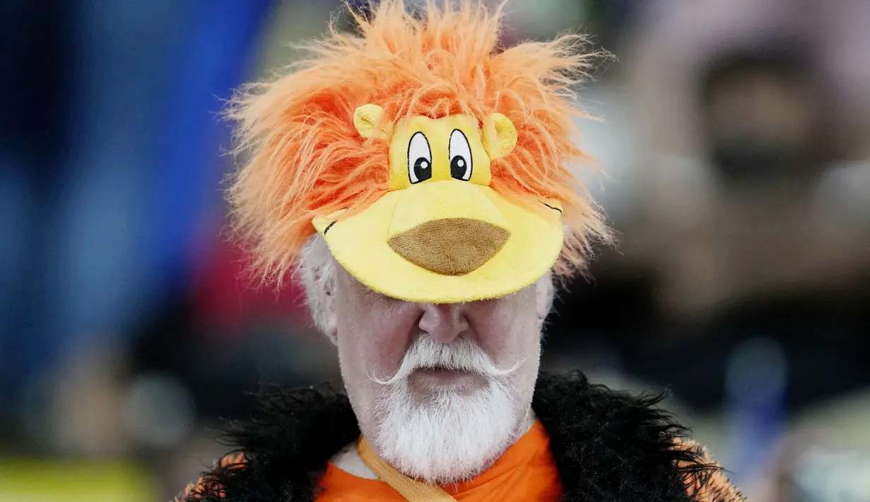 Suporter Belanda saat menyaksikan pertandingan melawan Amerika Serikat pada laga Piala Dunia 2022 di Stadion Khalifa, Sabtu (3/12/2022). (AP Photo/Natacha Pisarenko)