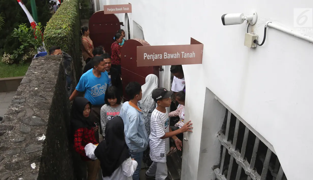 Pengunjung antre untuk memasuki penjara bawah tanah yang ada di Museum Fatahillah dan Museum Wayang, Kota Tua, Jakarta, Selasa (26/6). Pemprov DKI menggratiskan biaya masuk sejumlah museum pada hari ini. (Liputan6.com/Arya Manggala)