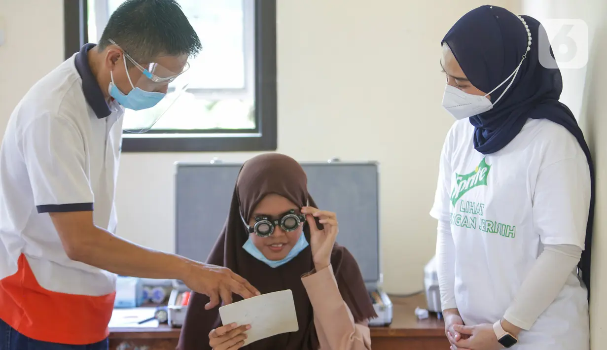 Founder Yayasan Sejuta Kacamata Untuk Indonesia Heribertus Denny dan Senior Brand Manager PT Coca-Cola Indonesia Fitriana Adhisti meninjau penerima manfaat kacamata berbahan daur ulang plastik kepada masyarakat yang membutuhkan di Serang, Kamis (24/06/2021). (Liputan6.com/HO/Pipit)