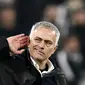 Pelatih Manchester United, Jose Mourinho, bersikap arogan usai mengalahkan Juventus usai laga Liga Champions di Stadion Allianz, Turin, Rabu (7/11), Juventus kalah 1-2 atas MU. (AFP/Marco Bertorello)