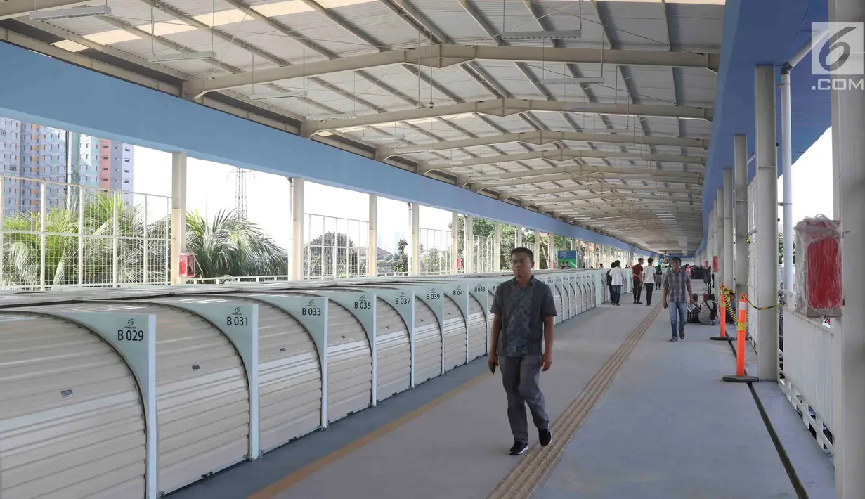 Pejalan kaki melintasi jembatan penyeberangan multiguna (JPM) atau Skybridge Tanah Abang, Jakarta, Jumat (7/12). Skybridge Tanah Abang belum secara simbolis diresmikan oleh Pemprov DKI Jakarta. (Liputan6.com/Immanuel Antonius)