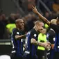 Para pemain Inter Milan merayakan gol yang dicetak Radja Nainggolan ke gawang Genoa pada laga Serie A Italia di Stadion San Siro, Milan, Sabtu (3/11). Inter menang 5-0 atas Cagliari. (AFP/Miguel Medina)