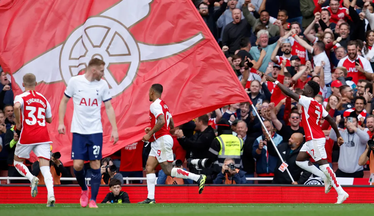 Tottenham bisa menyamakan skor di menit ke-54. Berawal dari kesalahan Jorginho, bola dapat direbut James Maddison. Ia kemudian menyodorkan ke kotak penalti dan diselesaikan Son Heung-Min menjadi gol. (AP Photo/David Cliff)