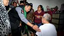 Cagub DKI Jakarta, Agus Harimurti Yudhoyono (tengah) menjenguk warga yang sakit saat sosialisasi di Sukabumi Selatan, Jakarta, Kamis (5/1). Agus juga menyapa warga di beberapa Rt dan Rw di Kelurahan Sukabumi Selatan. (Liputan6.com/Helmi Fithriansyah)