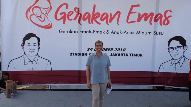 Anggota DPR RI Fraksi Gerindra Rahayu Saraswati Djojohadikusumo bersama istri Sandiaga Uno, Nur Asia Uno saat menghadiri acara Gerakan Emas. ©2018 Merdeka.com/istimewa