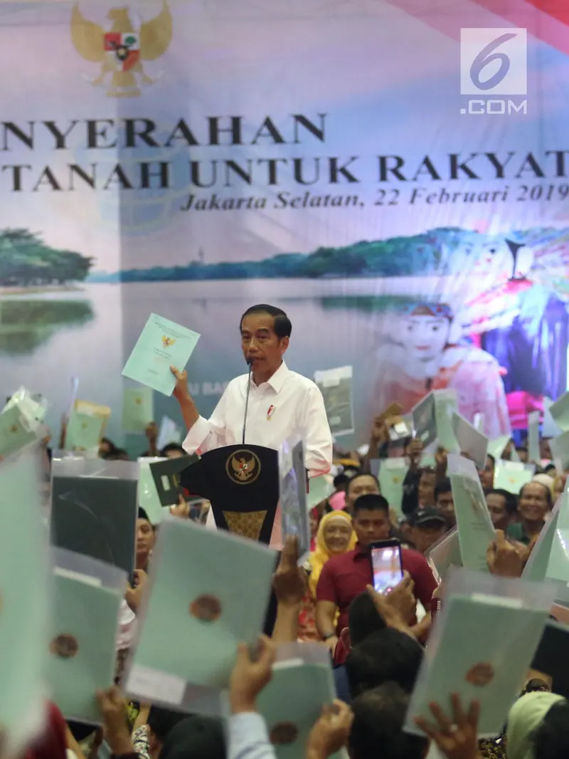 Jokowi Bagikan 3.000 Sertifikat Tanah di Pasar Minggu