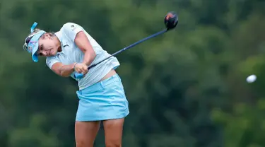 Pegolf Lexi Thompson melakukan pukulan pada putaran final Amerika Terbuka di Trump National Golf Club-New Jersey, 16 Juli 2017 waktu setempat. Sejumlah pegolf cantik ikut serta pada turnamen golf ini. (Matt Sullivan/Getty Images/AFP)