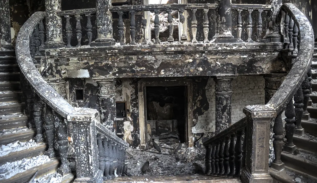 Pemandangan di dalam teater Mariupol yang rusak selama pertempuran di Mariupol, di wilayah di bawah pemerintahan Republik Rakyat Donetsk, Ukraina timur, Senin, 4 April 2022. Gedung teater Mariupol dikabarkan dihantam oleh Rusia dengan bom pada 16 Maret 2022 lalu. (AP Photo/Alexei Alexandrov)