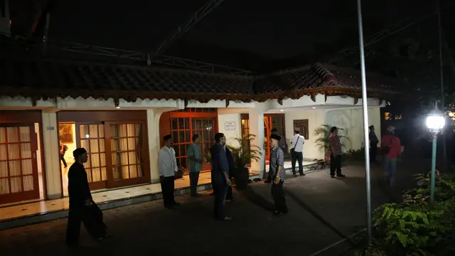 [Fimela] Suasana Rumah Duka BJ Habibie Malam Hari